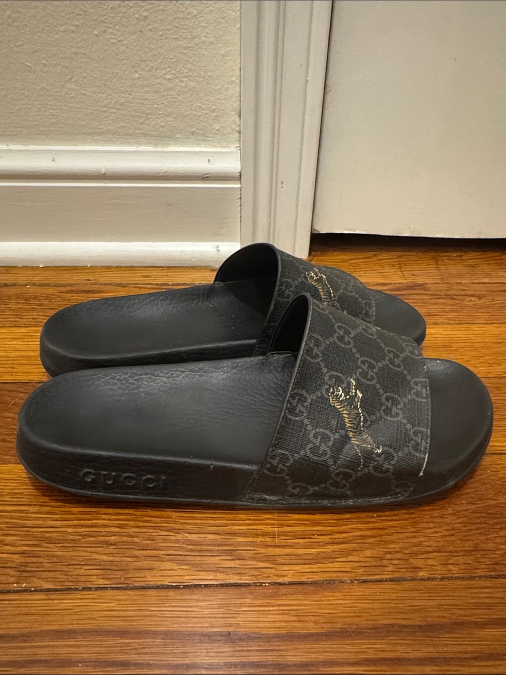 Well Loved Authentic Gucci Supreme Tiger Slides Size 7.5 Men 9 Women - Picture 4 of 6